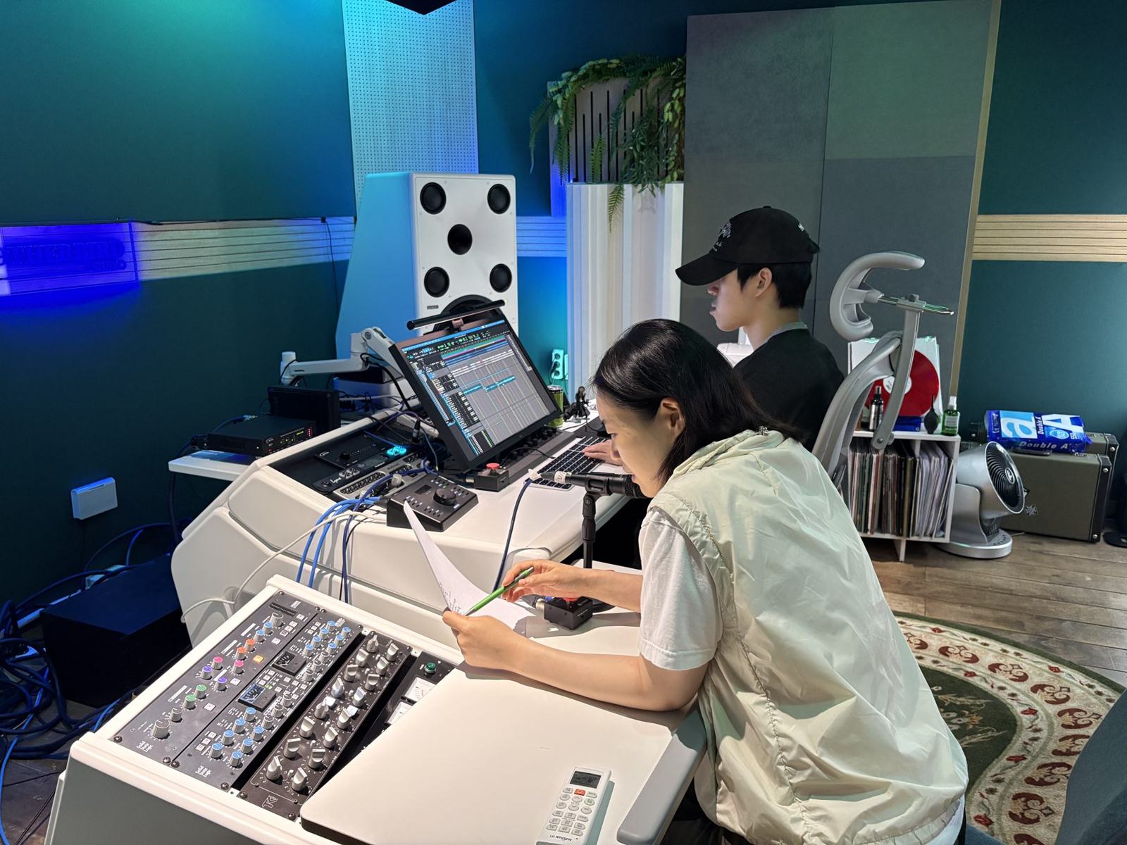 스튜디오에서 가사를 다듬는 모습